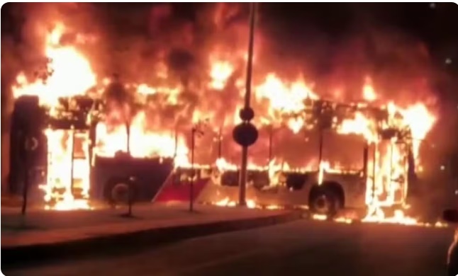 Subúrbio de Salvador tem segurança reforçada após ônibus elétrico ser incendiado por criminosos